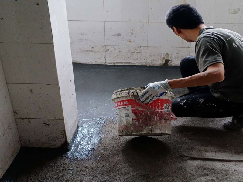 衛(wèi)生間地面防水：1.利用水泥砂漿水泥砂漿或豆石混凝土鋪平坡度。訣竅是：地漏附近坡度大，門口附近坡度小。 2.利用管根密封膏封嚴管線，管線要穿透樓板根部。刷防水涂料時可以貼1-2層玻璃絲布加強防水性。 3.墻壁表面打磨成干凈平光沒有顆?；覊m，墻壁與地面的交接區(qū)域注意原角和坡角的設(shè)置。 4.聚氨酯防水涂膜由管根和墻角處開始進行涂抹，在常溫下經(jīng)過4小時放干后，再大面積涂抹和刮刷。注意涂料總厚度大于1. 5毫米，不能有漏刮和鼓泡的不良現(xiàn)象。24小時后立面涂刷下一層，之后再以垂直的方向進行二次涂刷。最后涂膜半固化，拋甩粗砂粒方便與水泥砂漿融合。 5.防水層的設(shè)置與具體區(qū)域有關(guān)。防水地面的防水層應高出地面200寬，地面防水層應超出衛(wèi)生間門口以外300寬。而又淋浴的衛(wèi)生間墻面防水層則應設(shè)置為高出地面1800寬。 6.展開閉水實驗的時候，先完成防水工作再利用包立管方法。之后再局部進行防水。閉水試驗也可為了避免破壞地面防水層而免做。