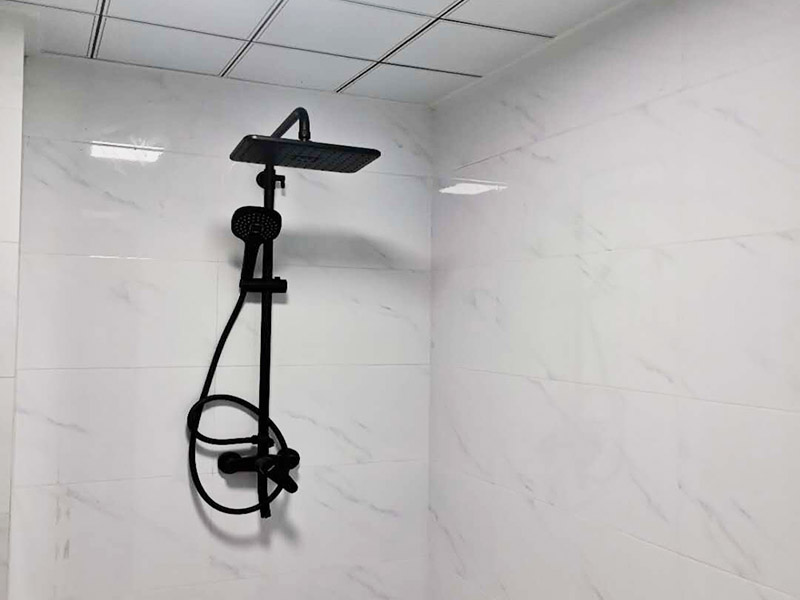 五金家具安裝案例：拉手、把手等五金件的安裝：這里主要是要確定安裝位置，以最合適家人的高度或者位置就可以，而不要光圖美觀好看。比如吊柜或者增高柜的把手一定要安裝在門的下面，地柜、寫字臺的小柜，一定要放在上面。安裝時要注意家中的其它位置的保護，因為家具一般在家裝過程中是最后進場（不裝修的話更要保護家里的物品），家具安裝完，就要做保潔了。重點保護的對象是：地板（尤其是實木地板）、門套、門、樓梯、墻紙、壁燈等。