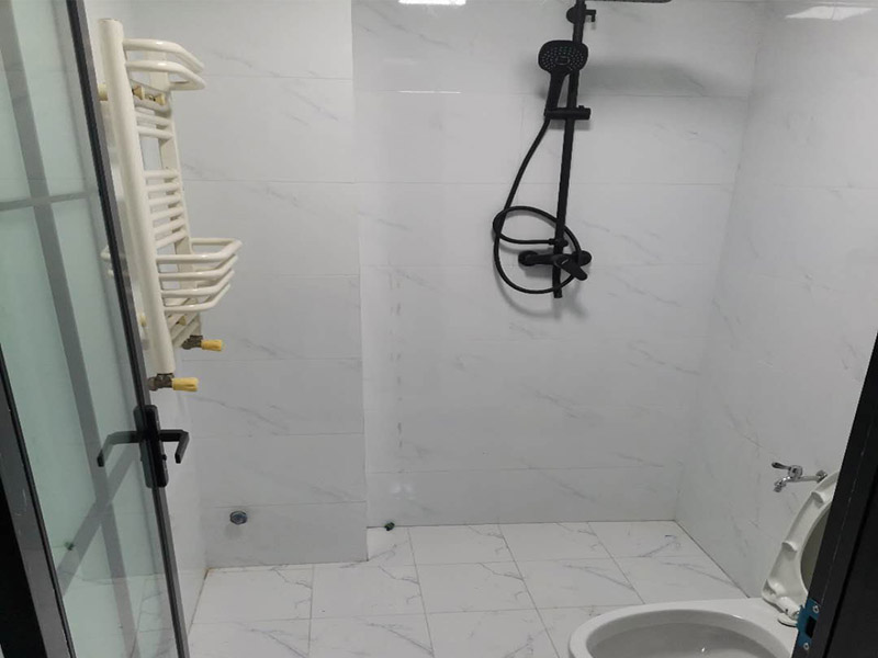 五金家具安裝案例：拉手、把手等五金件的安裝：這里主要是要確定安裝位置，以最合適家人的高度或者位置就可以，而不要光圖美觀好看。比如吊柜或者增高柜的把手一定要安裝在門的下面，地柜、寫字臺的小柜，一定要放在上面。安裝時要注意家中的其它位置的保護，因為家具一般在家裝過程中是最后進場（不裝修的話更要保護家里的物品），家具安裝完，就要做保潔了。重點保護的對象是：地板（尤其是實木地板）、門套、門、樓梯、墻紙、壁燈等。