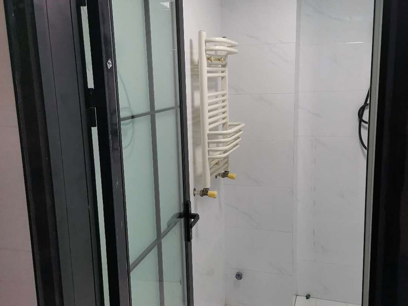 五金家具安裝案例：拉手、把手等五金件的安裝：這里主要是要確定安裝位置，以最合適家人的高度或者位置就可以，而不要光圖美觀好看。比如吊柜或者增高柜的把手一定要安裝在門的下面，地柜、寫字臺的小柜，一定要放在上面。安裝時要注意家中的其它位置的保護，因為家具一般在家裝過程中是最后進場（不裝修的話更要保護家里的物品），家具安裝完，就要做保潔了。重點保護的對象是：地板（尤其是實木地板）、門套、門、樓梯、墻紙、壁燈等。