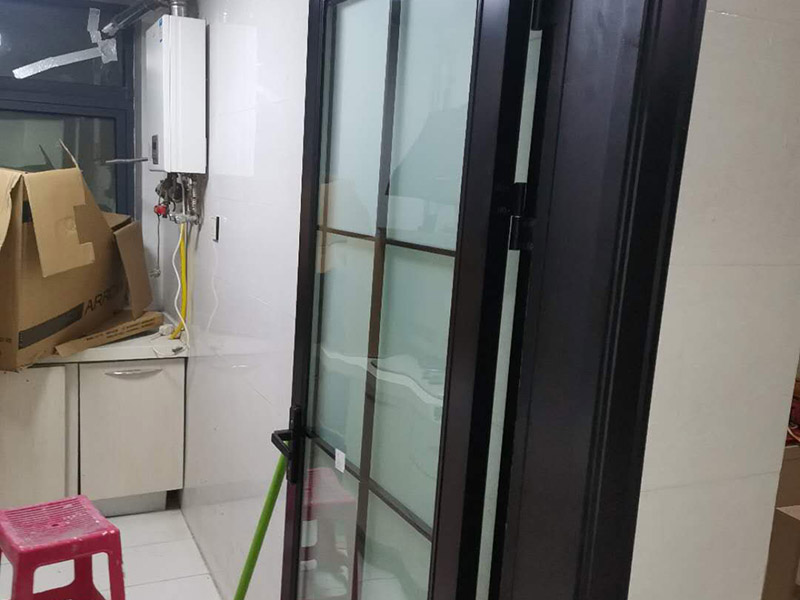 五金家具安裝案例：拉手、把手等五金件的安裝：這里主要是要確定安裝位置，以最合適家人的高度或者位置就可以，而不要光圖美觀好看。比如吊柜或者增高柜的把手一定要安裝在門的下面，地柜、寫字臺的小柜，一定要放在上面。安裝時要注意家中的其它位置的保護，因為家具一般在家裝過程中是最后進場（不裝修的話更要保護家里的物品），家具安裝完，就要做保潔了。重點保護的對象是：地板（尤其是實木地板）、門套、門、樓梯、墻紙、壁燈等。