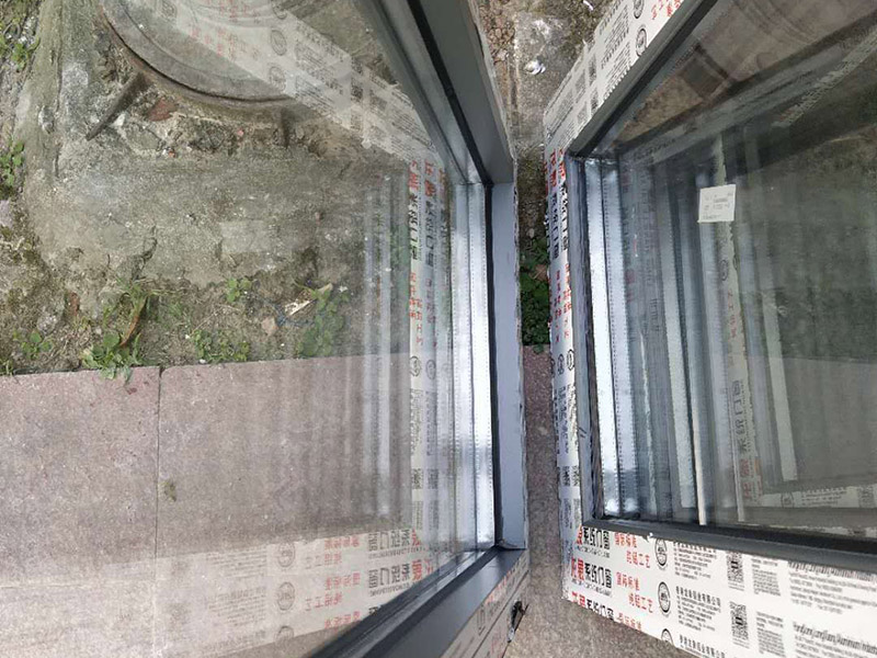 舊房整體裝修：舊房子重新裝修時，如果不能拆的話就盡量不要拆，因為拆掉的話費用就會增加，拆除費和清理費也是一大筆。然后看看有沒有漏水的情況，因為防水在裝修的過程中是比較重要的一個環(huán)節(jié)，如果有漏水情況的話就及時處理。水電線的安裝也要重視起來。能隱藏起來的電線可以盡量隱藏掉，不僅安全上提高了，同時也美觀。水管老化嚴(yán)重的話也建議換換。每個房子的結(jié)構(gòu)都是不一樣的，所以在翻新前業(yè)主要對自己房子的內(nèi)部結(jié)構(gòu)要了解，自己不懂的話最好是請專業(yè)的人員來看看。對于舊房子存在的一些安全隱患，在翻新的時候就一起解決掉，免得后期再出現(xiàn)問題，細節(jié)也不能忽視。