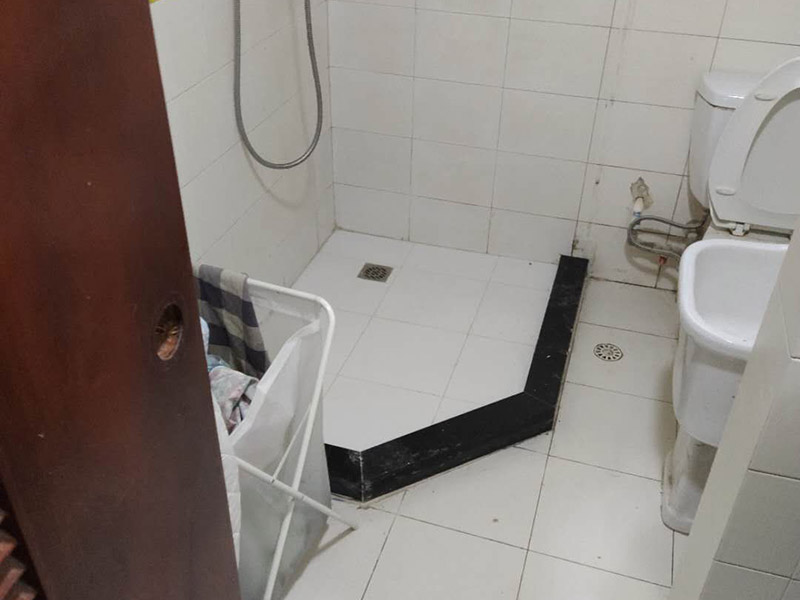 舊房整體裝修：舊房子重新裝修時，如果不能拆的話就盡量不要拆，因為拆掉的話費用就會增加，拆除費和清理費也是一大筆。然后看看有沒有漏水的情況，因為防水在裝修的過程中是比較重要的一個環(huán)節(jié)，如果有漏水情況的話就及時處理。水電線的安裝也要重視起來。能隱藏起來的電線可以盡量隱藏掉，不僅安全上提高了，同時也美觀。水管老化嚴(yán)重的話也建議換換。每個房子的結(jié)構(gòu)都是不一樣的，所以在翻新前業(yè)主要對自己房子的內(nèi)部結(jié)構(gòu)要了解，自己不懂的話最好是請專業(yè)的人員來看看。對于舊房子存在的一些安全隱患，在翻新的時候就一起解決掉，免得后期再出現(xiàn)問題，細節(jié)也不能忽視。