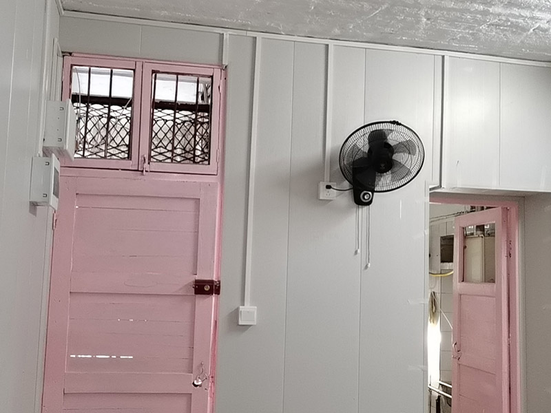 老房電路明線安裝：1、穿管敷設(shè)。將鍍鋅電線管、PVC或PPR電線管沿天棚或墻面敷設(shè)（用配套U型或C型線卡固定），電線穿入其中。這種方式最安全規(guī)范。 2、壓槽敷設(shè)。將電線槽（現(xiàn)在一般為聚氯乙烯塑料制品）用鋼釘固定在天花或墻面，再將電線壓入線槽。這種方式便于維修且比較美觀。 3、護(hù)套線敷設(shè)。將護(hù)套電線沿踢腳線上沿和門窗套外側(cè)敷設(shè)。用小型塑料線卡固定。這種方式最簡便經(jīng)濟(jì)。