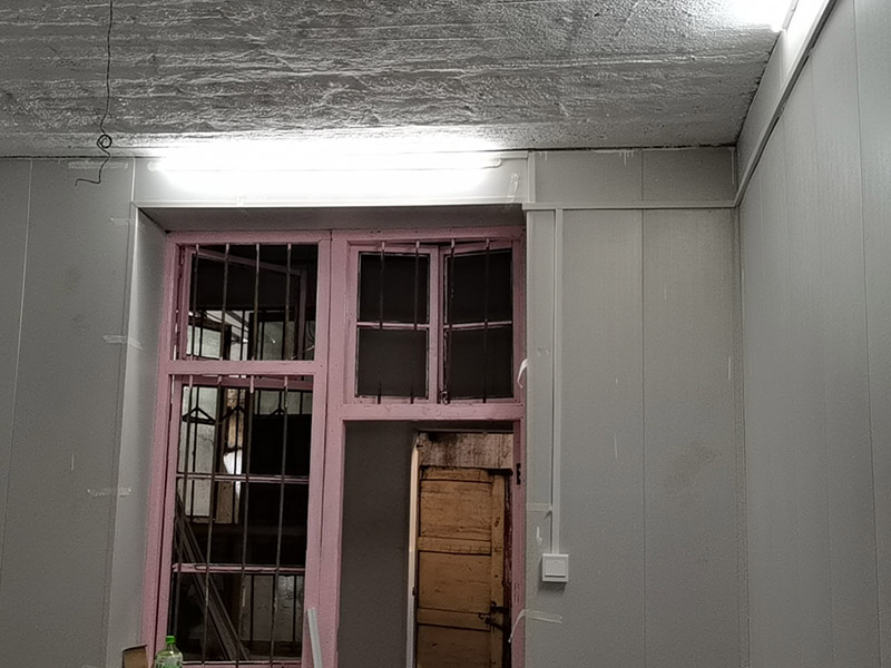 老房電路明線安裝：1、穿管敷設(shè)。將鍍鋅電線管、PVC或PPR電線管沿天棚或墻面敷設(shè)（用配套U型或C型線卡固定），電線穿入其中。這種方式最安全規(guī)范。 2、壓槽敷設(shè)。將電線槽（現(xiàn)在一般為聚氯乙烯塑料制品）用鋼釘固定在天花或墻面，再將電線壓入線槽。這種方式便于維修且比較美觀。 3、護(hù)套線敷設(shè)。將護(hù)套電線沿踢腳線上沿和門窗套外側(cè)敷設(shè)。用小型塑料線卡固定。這種方式最簡便經(jīng)濟(jì)。