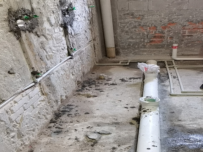 廁所水管布線安裝：1、衛(wèi)生間的冷熱水管要分開點距離不要太近。淋浴水管高度在1.8M--2.1M之間。 　　2、衛(wèi)生間水管的安裝，一般水管走頂不走地，各冷、熱水出水水口必須水平，一般左熱右涼，管路鋪設(shè)需橫平堅直，布局走向要安全合理。管卡位置及管道坡度等均應(yīng)符合規(guī)范要求。各類閥門安裝應(yīng)位置正確且平正，便于使用和維修。 　　3、冷、熱水管均為入墻做法，開槽時需檢查槽的深度，冷熱水管不能同槽。 　　4、安裝熱水器進出水口時，進水的閥門和進氣的閥門一定要考慮并應(yīng)安裝在相應(yīng)的位置。