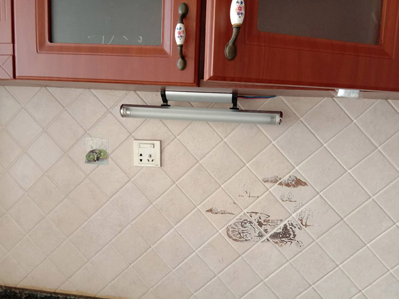 浴室鏡前燈安裝：首先測(cè)量掛板兩個(gè)孔之間的距離，然后使用電鉆在確定的高度和位置進(jìn)行鉆孔，以確保墻上孔之間的距離與掛板上的兩個(gè)孔之間的距離一致，再用螺釘將掛板固定在墻上；關(guān)掉電閘，把預(yù)留的鏡前燈用電源線與鏡前燈的驅(qū)動(dòng)線連接；鏡前燈燈體上有螺絲孔，是用來(lái)將燈體掛在掛板上的。將燈具的螺孔與吊板上的螺絲扣對(duì)齊，然后將其放在掛板上。如果您擔(dān)心弄臟燈具，可以戴上干凈的手套進(jìn)行操作。用螺絲將燈固定在掛板上，固定后請(qǐng)?jiān)偃_認(rèn)螺絲已經(jīng)擰緊，以防止燈具掉落。