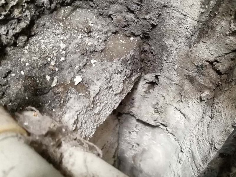 墻內(nèi)滲水看現(xiàn)場：在發(fā)現(xiàn)墻面有滲水情況發(fā)生的時候，我們一定要先了解一下是不是因為墻面當中的水管破裂，如果是這方面的原因，這個時候我們就要及時的修補了，或者是更換水管了，在換前要先關(guān)掉水閥門，確定不會有水流出，然后再進行下去。 如果墻面漏水，也許是因為防水做好的不好，我們在設(shè)計墻面的時候都是會做防水的，尤其是衛(wèi)生間與廚房了，這兩個地方都是會有漏水情況發(fā)送到 ，一旦發(fā)現(xiàn)是防水出了問題，我們就要對房屋防水進行修補了。