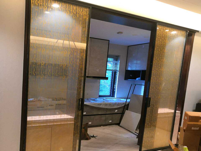 廚房移門維修：廚房移門的材質(zhì)一般是所料或者是鋁合金，如果是這兩種材料的臺面開裂(如果縫隙大)可以先用天那水清洗縫隙，再把相同的材料切片插入縫隙中，灌入和臺面一樣顏色的人造石膠水，等膠水固化后用水磨機(jī)打磨平再拋光就可以了；如果縫隙小，就用同色人造石膠水加固化劑和石粉攪拌后滲入縫隙里，膠水固化后打磨拋光就可以了。如果處理的好，縫隙是看不出來的。