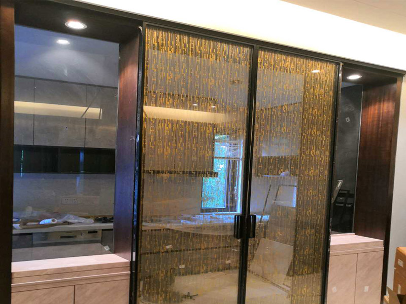 廚房移門維修：廚房移門的材質(zhì)一般是所料或者是鋁合金，如果是這兩種材料的臺面開裂(如果縫隙大)可以先用天那水清洗縫隙，再把相同的材料切片插入縫隙中，灌入和臺面一樣顏色的人造石膠水，等膠水固化后用水磨機(jī)打磨平再拋光就可以了；如果縫隙小，就用同色人造石膠水加固化劑和石粉攪拌后滲入縫隙里，膠水固化后打磨拋光就可以了。如果處理的好，縫隙是看不出來的。