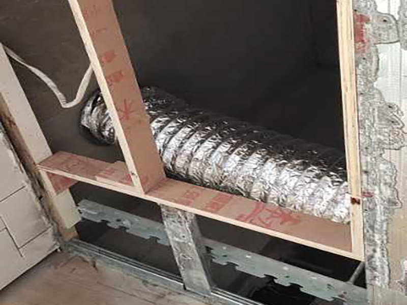 吊頂安裝施工：做好了樓層和墻壁等處需要標(biāo)高之后，裝修吊頂?shù)牧鞒痰南乱画h(huán)節(jié)就是主龍骨吊桿的安裝了。如果已經(jīng)確定清楚了頂棚標(biāo)高水平線及主龍骨的位置的話，就可以進(jìn)行對吊桿下頭的標(biāo)高操作了，實施起來也很簡單，通過膨脹螺栓來將無螺栓絲吊桿的其中一頭固定于主龍骨和吊掛間距中的樓板下方即可。這里需要注意的一點是，專業(yè)、合格的吊桿一般都要求以8毫米扁鋼或6米的鋼筋材料來制作。主龍骨和各部分螺母配置好后，就可以開展裝修吊頂?shù)牧鞒讨械目郯灏惭b工序了。