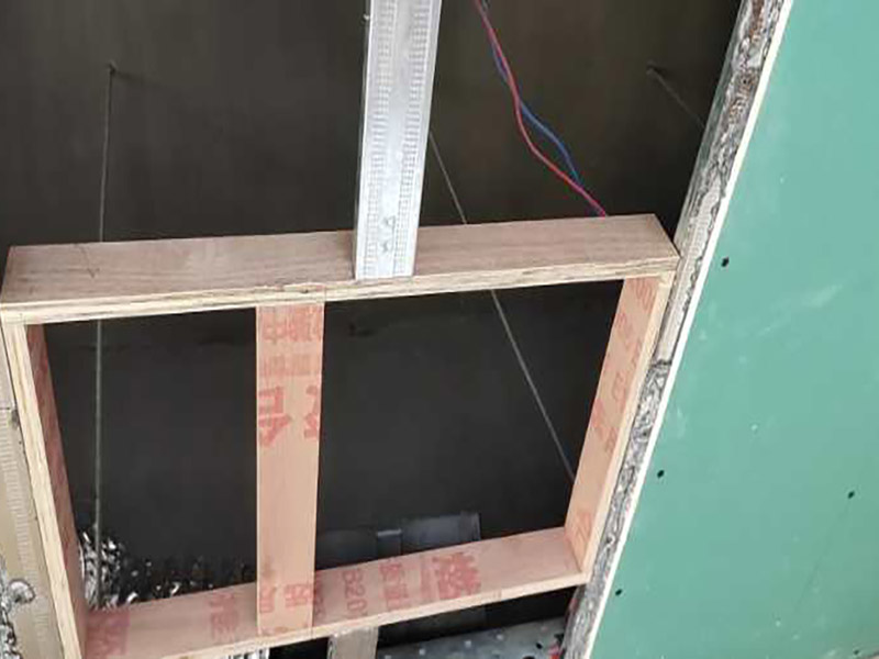 吊頂安裝施工：做好了樓層和墻壁等處需要標(biāo)高之后，裝修吊頂?shù)牧鞒痰南乱画h(huán)節(jié)就是主龍骨吊桿的安裝了。如果已經(jīng)確定清楚了頂棚標(biāo)高水平線及主龍骨的位置的話，就可以進(jìn)行對吊桿下頭的標(biāo)高操作了，實施起來也很簡單，通過膨脹螺栓來將無螺栓絲吊桿的其中一頭固定于主龍骨和吊掛間距中的樓板下方即可。這里需要注意的一點是，專業(yè)、合格的吊桿一般都要求以8毫米扁鋼或6米的鋼筋材料來制作。主龍骨和各部分螺母配置好后，就可以開展裝修吊頂?shù)牧鞒讨械目郯灏惭b工序了。