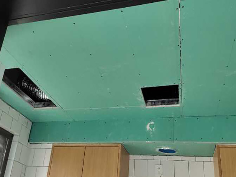 吊頂安裝施工：做好了樓層和墻壁等處需要標(biāo)高之后，裝修吊頂?shù)牧鞒痰南乱画h(huán)節(jié)就是主龍骨吊桿的安裝了。如果已經(jīng)確定清楚了頂棚標(biāo)高水平線及主龍骨的位置的話，就可以進(jìn)行對吊桿下頭的標(biāo)高操作了，實施起來也很簡單，通過膨脹螺栓來將無螺栓絲吊桿的其中一頭固定于主龍骨和吊掛間距中的樓板下方即可。這里需要注意的一點是，專業(yè)、合格的吊桿一般都要求以8毫米扁鋼或6米的鋼筋材料來制作。主龍骨和各部分螺母配置好后，就可以開展裝修吊頂?shù)牧鞒讨械目郯灏惭b工序了。