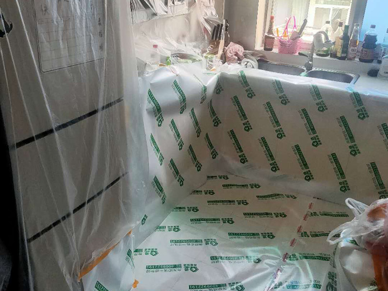 家具地板保護(hù)措施：1、在家具進(jìn)場(chǎng)時(shí)先在地板上鋪一層毛毯或是硬紙殼，可以有效減少家具和地板的摩擦，從而達(dá)到保護(hù)地板的目的。 2、工人在搬家具的時(shí)候，需要先在家具的棱角部分包上一層保護(hù)膜，這樣不但可以避免擦傷地板，同時(shí)也可以防止在搬弄家具的時(shí)候產(chǎn)生一些磕磕碰碰的現(xiàn)象，傷害到家具。