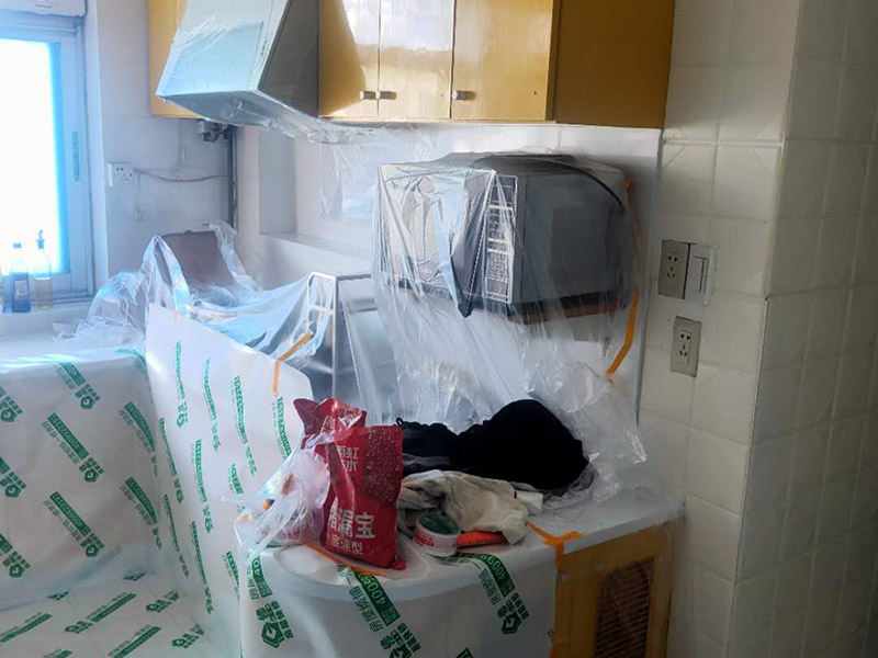 家具地板保護(hù)措施：1、在家具進(jìn)場(chǎng)時(shí)先在地板上鋪一層毛毯或是硬紙殼，可以有效減少家具和地板的摩擦，從而達(dá)到保護(hù)地板的目的。 2、工人在搬家具的時(shí)候，需要先在家具的棱角部分包上一層保護(hù)膜，這樣不但可以避免擦傷地板，同時(shí)也可以防止在搬弄家具的時(shí)候產(chǎn)生一些磕磕碰碰的現(xiàn)象，傷害到家具。