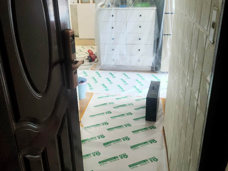 家具地板保護(hù)措施：1、在家具進(jìn)場(chǎng)時(shí)先在地板上鋪一層毛毯或是硬紙殼，可以有效減少家具和地板的摩擦，從而達(dá)到保護(hù)地板的目的。 2、工人在搬家具的時(shí)候，需要先在家具的棱角部分包上一層保護(hù)膜，這樣不但可以避免擦傷地板，同時(shí)也可以防止在搬弄家具的時(shí)候產(chǎn)生一些磕磕碰碰的現(xiàn)象，傷害到家具。