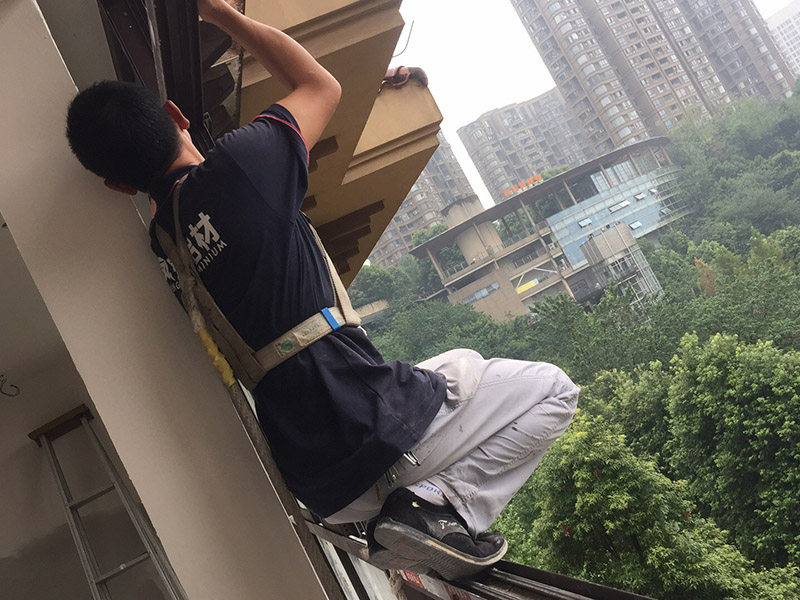 窗戶安裝維修：先測量好窗洞的尺寸，根據(jù)尺寸來購買合適的窗框和窗扇，接下來做好窗洞清潔，將窗框用膨脹螺栓固定在窗洞上，固定好后測量兩條對角線，數(shù)據(jù)要一致才能確保安裝平整，然后用塑料泡沫填充窗框與墻之間縫隙做好密封，最后將窗扇和其他配件安裝好即可。