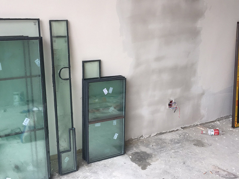 窗戶安裝維修：先測量好窗洞的尺寸，根據(jù)尺寸來購買合適的窗框和窗扇，接下來做好窗洞清潔，將窗框用膨脹螺栓固定在窗洞上，固定好后測量兩條對角線，數(shù)據(jù)要一致才能確保安裝平整，然后用塑料泡沫填充窗框與墻之間縫隙做好密封，最后將窗扇和其他配件安裝好即可。