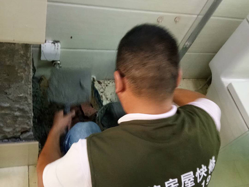 衛(wèi)生間瓷磚修補：1、把瓷磚脫落地方的舊水泥清干凈。 2、把瓷磚泡幾分鐘，再拿水泥浸到和豆油一樣的程度。 3、把瓷磚拿出來把表面上的水晾干，然后把水泥均勻涂在瓷磚上 （厚度和原來的水泥漿差不多就行） 4 、用木頭敲平就行。 墻面瓷磚一旦脫落，首先要檢查原因。通常情況下，如果脫落的墻磚水泥砂漿層與墻面之間很牢固，那么就將四周松動的墻磚也一同起下來，與原先脫落的磚一起修補。