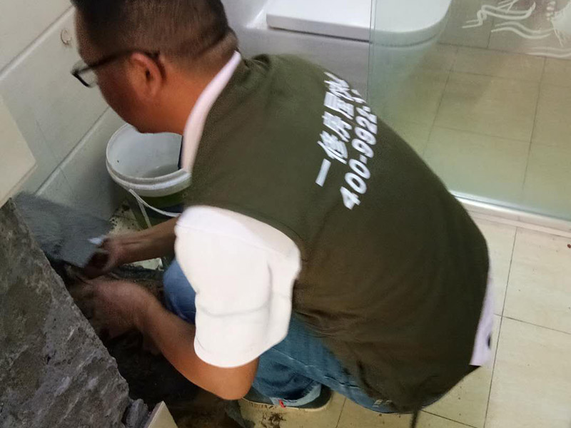 衛(wèi)生間瓷磚修補：1、把瓷磚脫落地方的舊水泥清干凈。 2、把瓷磚泡幾分鐘，再拿水泥浸到和豆油一樣的程度。 3、把瓷磚拿出來把表面上的水晾干，然后把水泥均勻涂在瓷磚上 （厚度和原來的水泥漿差不多就行） 4 、用木頭敲平就行。 墻面瓷磚一旦脫落，首先要檢查原因。通常情況下，如果脫落的墻磚水泥砂漿層與墻面之間很牢固，那么就將四周松動的墻磚也一同起下來，與原先脫落的磚一起修補。