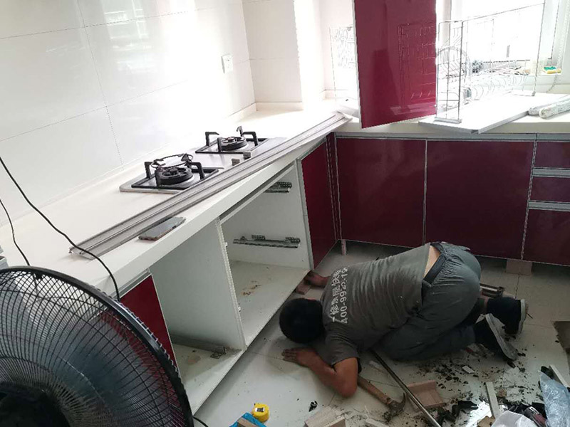 廚房櫥柜門安裝維修：先要固定好頂軌，軌道前飾面與柜櫥表面在同一平面，上下軌平放在預(yù)留位置;然后把兩扇門裝入軌道內(nèi)，使用水平尺或直尺測(cè)量門體垂直度，調(diào)整上下軌位置并固定好;再次檢查門體是不是與兩側(cè)平行，我們可以通過(guò)調(diào)節(jié)底輪來(lái)調(diào)節(jié)門體，達(dá)到邊框與兩側(cè)水平;最后將防跳裝置固定好。