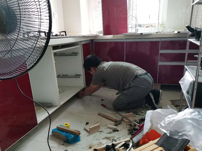 廚房櫥柜門安裝維修：先要固定好頂軌，軌道前飾面與柜櫥表面在同一平面，上下軌平放在預(yù)留位置;然后把兩扇門裝入軌道內(nèi)，使用水平尺或直尺測(cè)量門體垂直度，調(diào)整上下軌位置并固定好;再次檢查門體是不是與兩側(cè)平行，我們可以通過(guò)調(diào)節(jié)底輪來(lái)調(diào)節(jié)門體，達(dá)到邊框與兩側(cè)水平;最后將防跳裝置固定好。