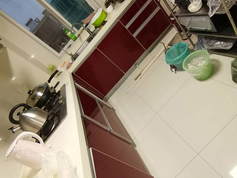 廚房櫥柜門安裝維修：先要固定好頂軌，軌道前飾面與柜櫥表面在同一平面，上下軌平放在預(yù)留位置;然后把兩扇門裝入軌道內(nèi)，使用水平尺或直尺測(cè)量門體垂直度，調(diào)整上下軌位置并固定好;再次檢查門體是不是與兩側(cè)平行，我們可以通過(guò)調(diào)節(jié)底輪來(lái)調(diào)節(jié)門體，達(dá)到邊框與兩側(cè)水平;最后將防跳裝置固定好。