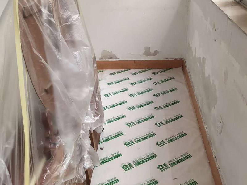 地板家具成品保護(hù)：各類裝修物料的進(jìn)場、建筑裝修垃圾的清理都必須經(jīng)過入戶門。在對物品進(jìn)行搬運時，難免會與入戶門發(fā)生磕碰及摩擦。水電改造是基礎(chǔ)裝修，水電裝修的質(zhì)量好壞，直接決定著后期的施工和使用。因此，在進(jìn)行水電改造時，同樣需要做好成品保護(hù)工作。水電改造完成后，應(yīng)當(dāng)對各種管線進(jìn)行規(guī)范的固定，以防脫落;對裸露的線頭要進(jìn)行包裹，以防發(fā)生觸電的危險;做好地面裸線管的固定和保護(hù)，防止被踩壞。同時，在搬運物料時，也不要破壞地面鋪設(shè)的管線。進(jìn)行裝修施工時，磁環(huán)邊鋪邊勾縫，在崗鋪設(shè)的瓷磚、地板上堆放雜物、走動踩踏，地板沒有使用成品保護(hù)膜覆蓋等都會影響瓷磚及地板的鋪貼效果，使瓷磚出現(xiàn)施工質(zhì)量問題。