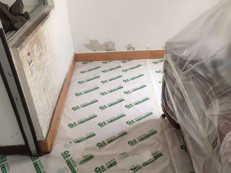 地板家具成品保護(hù)：各類裝修物料的進(jìn)場、建筑裝修垃圾的清理都必須經(jīng)過入戶門。在對物品進(jìn)行搬運時，難免會與入戶門發(fā)生磕碰及摩擦。水電改造是基礎(chǔ)裝修，水電裝修的質(zhì)量好壞，直接決定著后期的施工和使用。因此，在進(jìn)行水電改造時，同樣需要做好成品保護(hù)工作。水電改造完成后，應(yīng)當(dāng)對各種管線進(jìn)行規(guī)范的固定，以防脫落;對裸露的線頭要進(jìn)行包裹，以防發(fā)生觸電的危險;做好地面裸線管的固定和保護(hù)，防止被踩壞。同時，在搬運物料時，也不要破壞地面鋪設(shè)的管線。進(jìn)行裝修施工時，磁環(huán)邊鋪邊勾縫，在崗鋪設(shè)的瓷磚、地板上堆放雜物、走動踩踏，地板沒有使用成品保護(hù)膜覆蓋等都會影響瓷磚及地板的鋪貼效果，使瓷磚出現(xiàn)施工質(zhì)量問題。