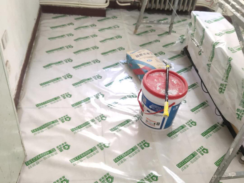 地板家具成品保護(hù)：各類裝修物料的進(jìn)場、建筑裝修垃圾的清理都必須經(jīng)過入戶門。在對物品進(jìn)行搬運時，難免會與入戶門發(fā)生磕碰及摩擦。水電改造是基礎(chǔ)裝修，水電裝修的質(zhì)量好壞，直接決定著后期的施工和使用。因此，在進(jìn)行水電改造時，同樣需要做好成品保護(hù)工作。水電改造完成后，應(yīng)當(dāng)對各種管線進(jìn)行規(guī)范的固定，以防脫落;對裸露的線頭要進(jìn)行包裹，以防發(fā)生觸電的危險;做好地面裸線管的固定和保護(hù)，防止被踩壞。同時，在搬運物料時，也不要破壞地面鋪設(shè)的管線。進(jìn)行裝修施工時，磁環(huán)邊鋪邊勾縫，在崗鋪設(shè)的瓷磚、地板上堆放雜物、走動踩踏，地板沒有使用成品保護(hù)膜覆蓋等都會影響瓷磚及地板的鋪貼效果，使瓷磚出現(xiàn)施工質(zhì)量問題。