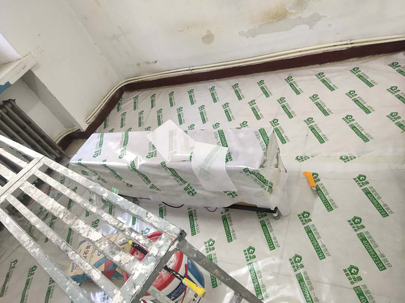 地板家具成品保護(hù)：各類裝修物料的進(jìn)場、建筑裝修垃圾的清理都必須經(jīng)過入戶門。在對物品進(jìn)行搬運時，難免會與入戶門發(fā)生磕碰及摩擦。水電改造是基礎(chǔ)裝修，水電裝修的質(zhì)量好壞，直接決定著后期的施工和使用。因此，在進(jìn)行水電改造時，同樣需要做好成品保護(hù)工作。水電改造完成后，應(yīng)當(dāng)對各種管線進(jìn)行規(guī)范的固定，以防脫落;對裸露的線頭要進(jìn)行包裹，以防發(fā)生觸電的危險;做好地面裸線管的固定和保護(hù)，防止被踩壞。同時，在搬運物料時，也不要破壞地面鋪設(shè)的管線。進(jìn)行裝修施工時，磁環(huán)邊鋪邊勾縫，在崗鋪設(shè)的瓷磚、地板上堆放雜物、走動踩踏，地板沒有使用成品保護(hù)膜覆蓋等都會影響瓷磚及地板的鋪貼效果，使瓷磚出現(xiàn)施工質(zhì)量問題。