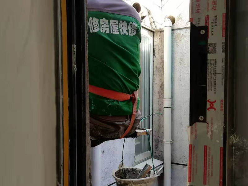 外墻刷防水維修：窗框與墻體接縫防水密封，先后采用泡沫填縫劑和密封材料進(jìn)行施工。泡沫填縫劑為單組份聚氨酯發(fā)泡填縫材料。密封材料為單組份密封填充防水密封膠。外墻面洞和較大裂縫防水密封前用噴水槍等工具將待治理的外墻面、伸縮縫、窗框等部位清理干凈，使施工的外墻面及縫、孔、洞部位達(dá)到無(wú)油、無(wú)塵土、無(wú)水泥松散顆粒等雜物。待其干燥后，將孔、洞、縫用防水密封材料嵌填密實(shí)，并達(dá)到與原顏色一致，再用快速堵漏靈和透明防水膠膜進(jìn)行精心施工。