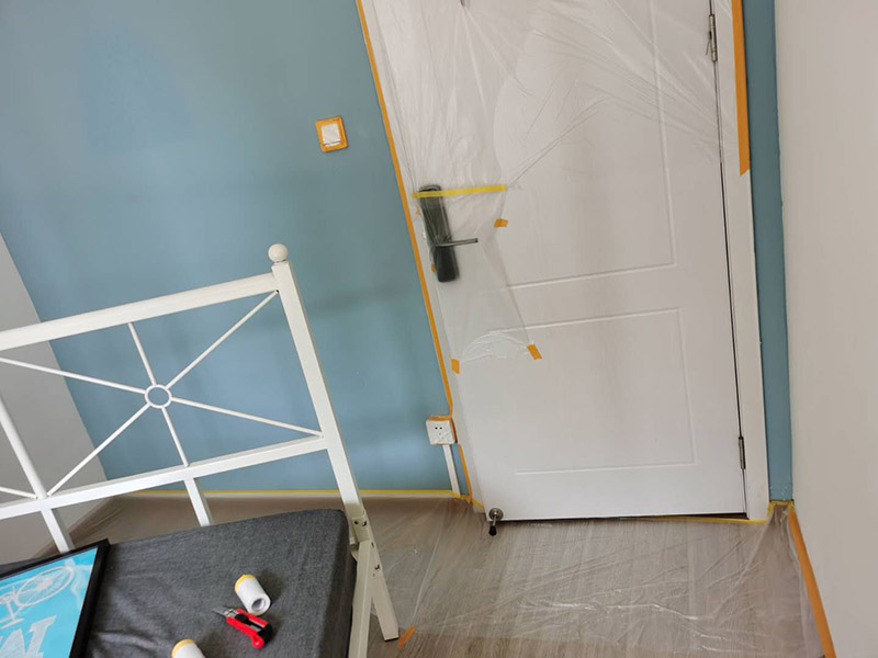 墻面換色家具保護(hù):第一就是可以貼壁紙，只是反而可能會把墻弄得花里胡哨的；第二在漆上做一些簡單的線條或花紋，把粉色遮蓋住一些；第三就是只有鏟掉重新處理底子刷漆了，因為漆干后是一層膜。
在裝修開工前知道家具家電進(jìn)場，都應(yīng)當(dāng)使用成品保護(hù)膜將入戶門進(jìn)行包裹。
水電改造是基礎(chǔ)裝修，水電裝修的質(zhì)量好壞，直接決定著后期的施工和使用。因此，在進(jìn)行水電改造時，同樣需要做好成品保護(hù)工作。水電改造完成后，應(yīng)當(dāng)對各種管線進(jìn)行規(guī)范的固定，以防脫落;對裸露的線頭要進(jìn)行包裹，以防發(fā)生觸電的危險;做好地面裸線管的固定和保護(hù)，防止被踩