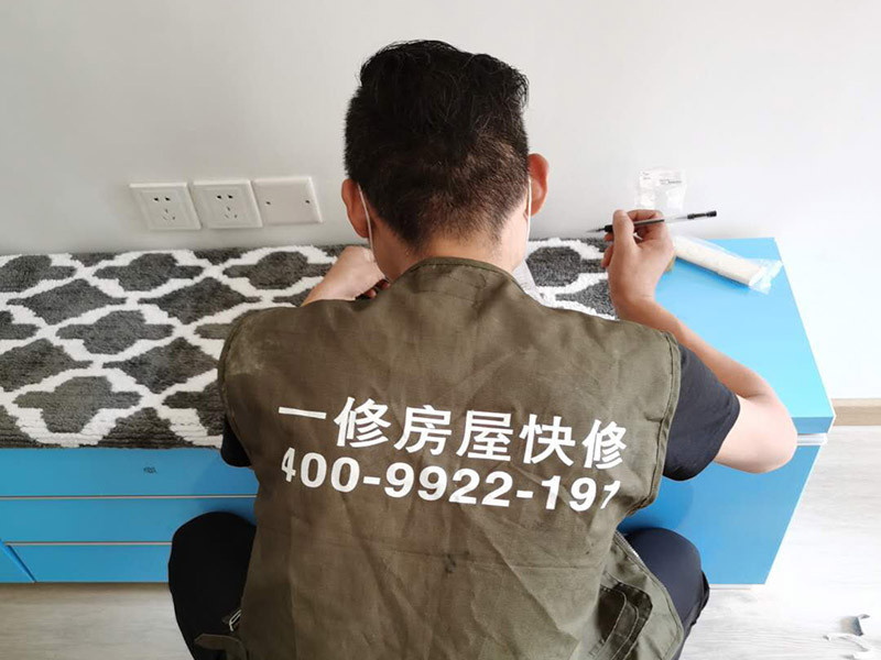 墻面換色家具保護(hù):第一就是可以貼壁紙，只是反而可能會把墻弄得花里胡哨的；第二在漆上做一些簡單的線條或花紋，把粉色遮蓋住一些；第三就是只有鏟掉重新處理底子刷漆了，因為漆干后是一層膜。 在裝修開工前知道家具家電進(jìn)場，都應(yīng)當(dāng)使用成品保護(hù)膜將入戶門進(jìn)行包裹。 水電改造是基礎(chǔ)裝修，水電裝修的質(zhì)量好壞，直接決定著后期的施工和使用。因此，在進(jìn)行水電改造時，同樣需要做好成品保護(hù)工作。水電改造完成后，應(yīng)當(dāng)對各種管線進(jìn)行規(guī)范的固定，以防脫落;對裸露的線頭要進(jìn)行包裹，以防發(fā)生觸電的危險;做好地面裸線管的固定和保護(hù)，防止被踩