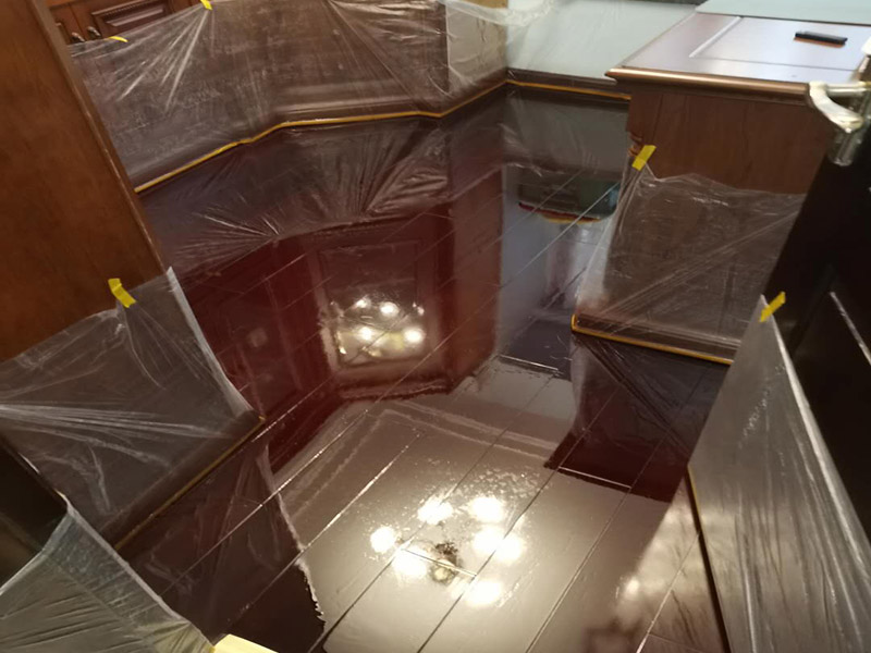 地板打蠟維修:中性全能清潔劑以1:30的比例注入洗地機(jī)刷洗地板(去油，去污)干凈。污水用吸水機(jī)吸干，待地板風(fēng)干即可;地板蠟水，倒入榨水車內(nèi)蠟拖沾蠟水榨去多余的蠟水。拖地板面，拖蠟時(shí)注意向一個(gè)方向拖(要么左右方向，要么前后方向)把蠟均勻涂于地面不要漏拖。布完第一層蠟待30-50分鐘后蠟干了方可拖第二層蠟步驟同上;地板蠟第一次打完蠟無須拋光，打2-3次即可拋光，用百潔墊配洗地機(jī)拋光。蠟表面不亮，有污漬均可拋光，表面即光亮如新。如此反復(fù)拋光5-10次拋光不亮?xí)r說明地板無蠟則需重新打蠟。