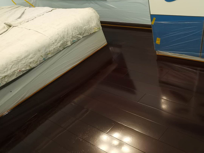 地板打蠟維修:中性全能清潔劑以1:30的比例注入洗地機(jī)刷洗地板(去油，去污)干凈。污水用吸水機(jī)吸干，待地板風(fēng)干即可;地板蠟水，倒入榨水車內(nèi)蠟拖沾蠟水榨去多余的蠟水。拖地板面，拖蠟時(shí)注意向一個(gè)方向拖(要么左右方向，要么前后方向)把蠟均勻涂于地面不要漏拖。布完第一層蠟待30-50分鐘后蠟干了方可拖第二層蠟步驟同上;地板蠟第一次打完蠟無須拋光，打2-3次即可拋光，用百潔墊配洗地機(jī)拋光。蠟表面不亮，有污漬均可拋光，表面即光亮如新。如此反復(fù)拋光5-10次拋光不亮?xí)r說明地板無蠟則需重新打蠟。