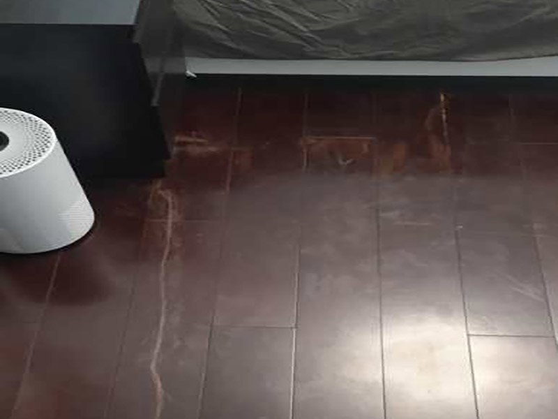 地板打蠟維修:中性全能清潔劑以1:30的比例注入洗地機(jī)刷洗地板(去油，去污)干凈。污水用吸水機(jī)吸干，待地板風(fēng)干即可;地板蠟水，倒入榨水車內(nèi)蠟拖沾蠟水榨去多余的蠟水。拖地板面，拖蠟時(shí)注意向一個(gè)方向拖(要么左右方向，要么前后方向)把蠟均勻涂于地面不要漏拖。布完第一層蠟待30-50分鐘后蠟干了方可拖第二層蠟步驟同上;地板蠟第一次打完蠟無須拋光，打2-3次即可拋光，用百潔墊配洗地機(jī)拋光。蠟表面不亮，有污漬均可拋光，表面即光亮如新。如此反復(fù)拋光5-10次拋光不亮?xí)r說明地板無蠟則需重新打蠟。