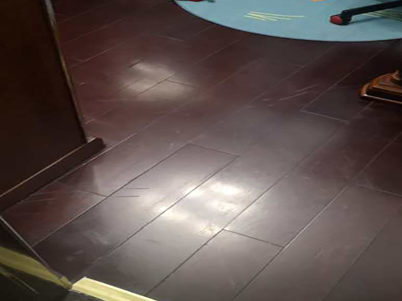 地板打蠟維修:中性全能清潔劑以1:30的比例注入洗地機(jī)刷洗地板(去油，去污)干凈。污水用吸水機(jī)吸干，待地板風(fēng)干即可;地板蠟水，倒入榨水車內(nèi)蠟拖沾蠟水榨去多余的蠟水。拖地板面，拖蠟時(shí)注意向一個(gè)方向拖(要么左右方向，要么前后方向)把蠟均勻涂于地面不要漏拖。布完第一層蠟待30-50分鐘后蠟干了方可拖第二層蠟步驟同上;地板蠟第一次打完蠟無須拋光，打2-3次即可拋光，用百潔墊配洗地機(jī)拋光。蠟表面不亮，有污漬均可拋光，表面即光亮如新。如此反復(fù)拋光5-10次拋光不亮?xí)r說明地板無蠟則需重新打蠟。