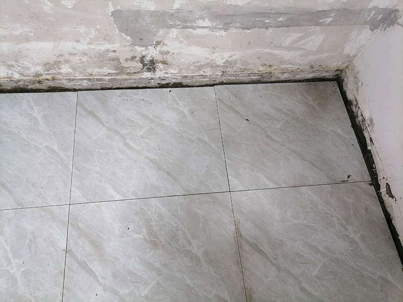 走廊地面貼磚案例:首先，要先清理現(xiàn)場，先灑適量的水以利施，在施工地面撒上水泥粉，以掃把撥弄均勻，以增加與水泥沙漿的粘著性，在施工地點(diǎn)測出水平落差最高的地方：首先在每一面的墻上，分別測出其水平線。 然后，以每一面墻的水平落差的最高點(diǎn)基準(zhǔn)，以水泥沙漿為標(biāo)記，做為打底的水平基準(zhǔn)，將水泥與沙以1：3的比例混合成水泥沙漿，以約六尺的木尺打底，徹底抹平，拉放樣線，再次撥灑水泥粉，以增加瓷磚的粘著性，在貼瓷磚的過程中，一方以槌柄輕敲瓷磚，讓它能確實(shí)吃漿。另一方面，并以水平尺測量，確保瓷磚水平，貼完之后，先以海綿沾水將瓷磚擦干凈。