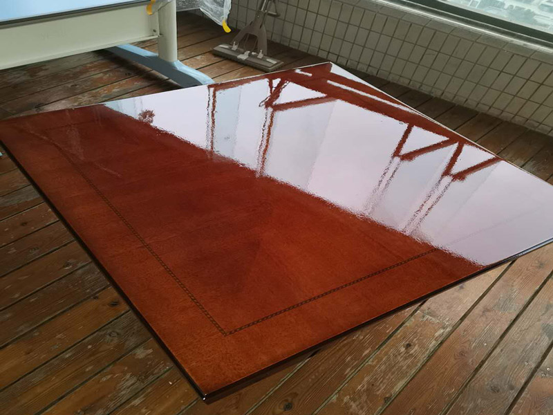 家具打蠟維修：首先要去除家具表面的灰塵，在打掃灰塵時(shí)，一定要用兩塊潔凈的棉布，一是潤(rùn)濕的，二是干的。先用潤(rùn)濕的棉布將其表面干凈，再用干的棉布將那些水漬擦干?；覊m一定要弄干凈，不然在上蠟時(shí)，有灰塵會(huì)加大棉布與木質(zhì)家具之間的摩擦，將其表面損壞。 家具若是以前上過(guò)蠟的，先將原蠟去除。在去除時(shí)一定要小心，應(yīng)該用用溫性的清潔劑或者淡淡的非堿性肥皂水，將表面擦拭干凈，尤其要注意家具的一些縫隙要講它們的灰塵處理干凈，還有一些表面有一點(diǎn)損壞的，一定要小心再小心的處理，不然再次上蠟后會(huì)影響他的光澤度。