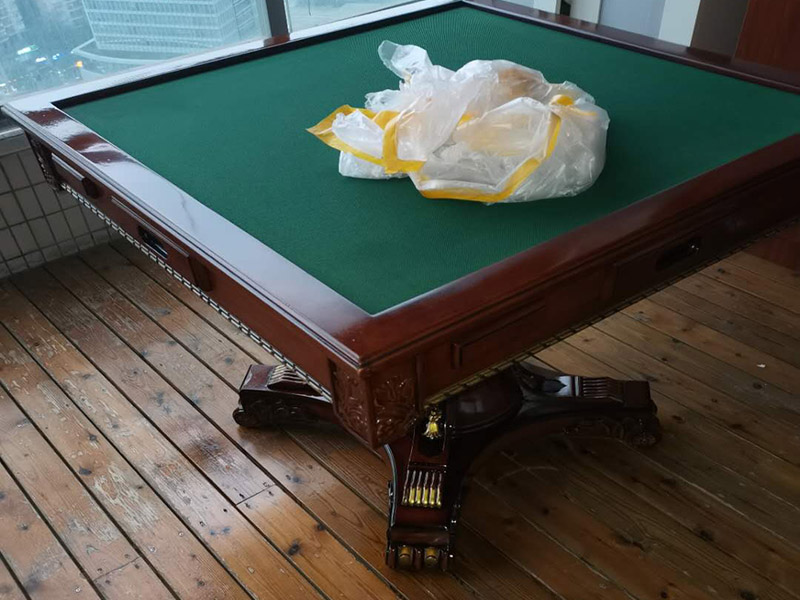 家具打蠟維修：首先要去除家具表面的灰塵，在打掃灰塵時(shí)，一定要用兩塊潔凈的棉布，一是潤(rùn)濕的，二是干的。先用潤(rùn)濕的棉布將其表面干凈，再用干的棉布將那些水漬擦干。灰塵一定要弄干凈，不然在上蠟時(shí)，有灰塵會(huì)加大棉布與木質(zhì)家具之間的摩擦，將其表面損壞。 家具若是以前上過(guò)蠟的，先將原蠟去除。在去除時(shí)一定要小心，應(yīng)該用用溫性的清潔劑或者淡淡的非堿性肥皂水，將表面擦拭干凈，尤其要注意家具的一些縫隙要講它們的灰塵處理干凈，還有一些表面有一點(diǎn)損壞的，一定要小心再小心的處理，不然再次上蠟后會(huì)影響他的光澤度。