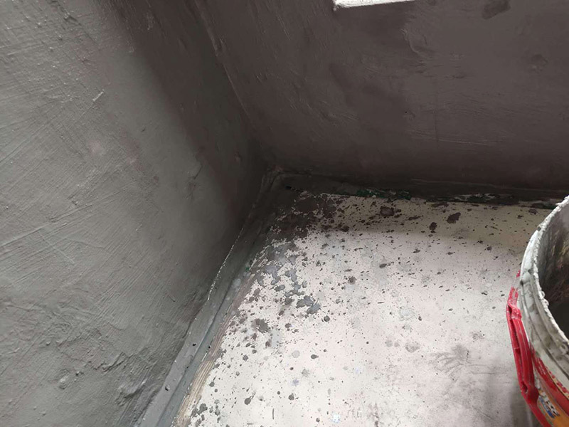 衛(wèi)生間防水處理：首先就要把衛(wèi)生間的地平面整平，地面不平，在涂刷防水涂料的時候就可能會涂不均勻，又或是地面因為不平而容易裂開，這即使是涂了防水涂料上去也會隨著地面裂開。 衛(wèi)生間的墻面上也需要做防水處理，一般都是自地平面向上在墻面上涂刷30cm，這是為了不讓積水滲透到墻面里形成返潮；不過有許多家庭都會使用淋浴房，在這一塊區(qū)就需要把防水涂料涂刷到180cm，這樣噴頭的水就不容易滲入墻內；如果是浴缸，那就把高度涂高到浴缸之上30cm。 防水層涂刷好后，需要涼一定的時間。這樣是為了讓防水層與墻面更好地融合在一起，以防止在之后的施工中對防水層造成破壞，這點在之后的鋪地磚過程中猶其是要注意。 在墻與地面相接處，也包括角落部分，還有管與建筑效接處，這幾個地方就要用高彈性的柔性防水涂料，這幾個地方要特別注意，會漏水的地方經(jīng)常是這幾個地方。