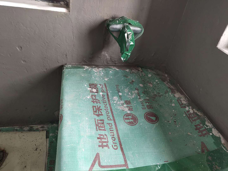 衛(wèi)生間防水處理：首先就要把衛(wèi)生間的地平面整平，地面不平，在涂刷防水涂料的時候就可能會涂不均勻，又或是地面因為不平而容易裂開，這即使是涂了防水涂料上去也會隨著地面裂開。 衛(wèi)生間的墻面上也需要做防水處理，一般都是自地平面向上在墻面上涂刷30cm，這是為了不讓積水滲透到墻面里形成返潮；不過有許多家庭都會使用淋浴房，在這一塊區(qū)就需要把防水涂料涂刷到180cm，這樣噴頭的水就不容易滲入墻內；如果是浴缸，那就把高度涂高到浴缸之上30cm。 防水層涂刷好后，需要涼一定的時間。這樣是為了讓防水層與墻面更好地融合在一起，以防止在之后的施工中對防水層造成破壞，這點在之后的鋪地磚過程中猶其是要注意。 在墻與地面相接處，也包括角落部分，還有管與建筑效接處，這幾個地方就要用高彈性的柔性防水涂料，這幾個地方要特別注意，會漏水的地方經(jīng)常是這幾個地方。
