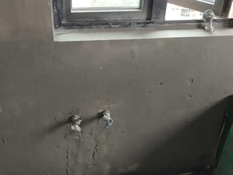 衛(wèi)生間防水處理：首先就要把衛(wèi)生間的地平面整平，地面不平，在涂刷防水涂料的時候就可能會涂不均勻，又或是地面因為不平而容易裂開，這即使是涂了防水涂料上去也會隨著地面裂開。 衛(wèi)生間的墻面上也需要做防水處理，一般都是自地平面向上在墻面上涂刷30cm，這是為了不讓積水滲透到墻面里形成返潮；不過有許多家庭都會使用淋浴房，在這一塊區(qū)就需要把防水涂料涂刷到180cm，這樣噴頭的水就不容易滲入墻內；如果是浴缸，那就把高度涂高到浴缸之上30cm。 防水層涂刷好后，需要涼一定的時間。這樣是為了讓防水層與墻面更好地融合在一起，以防止在之后的施工中對防水層造成破壞，這點在之后的鋪地磚過程中猶其是要注意。 在墻與地面相接處，也包括角落部分，還有管與建筑效接處，這幾個地方就要用高彈性的柔性防水涂料，這幾個地方要特別注意，會漏水的地方經(jīng)常是這幾個地方。