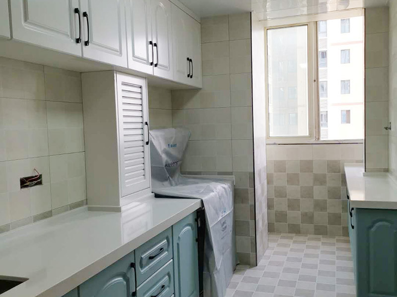 廚房拆除重裝施工：拆除舊廚房是工程中的第一項，將情墻面和地面上原有的瓷磚全部砸掉，不要只砸掉一半或一部分，以免后面在鋪貼時有縫隙。拆除吊頂、廚具和燈具，需按照一定的流程拆除。如果想要重新將廚房整頓一下，那么就將廚房的一切原有的都拆除掉。水路和電路的設計都是很隱藏的，一般都會做成暗管，隱藏在墻面或地面下，既美觀又不影響使用。做防水是必要的步驟，當抹平的水泥完全干透后，要在上面涂抹2-3遍的防水涂料。防水涂料完全干透后，要做防水實驗。貼磚時避免直接站在防水層上，以免踩壞防水層。貼磚工人要站在做完防水處理后的地面上進行鋪貼瓷磚。貼瓷磚時要防止出現(xiàn)空鼓和參差不齊的現(xiàn)象。瓷磚和地磚鋪貼完成后，就要按照流程安裝其他家具，比如櫥柜、吊頂和燈具等等。