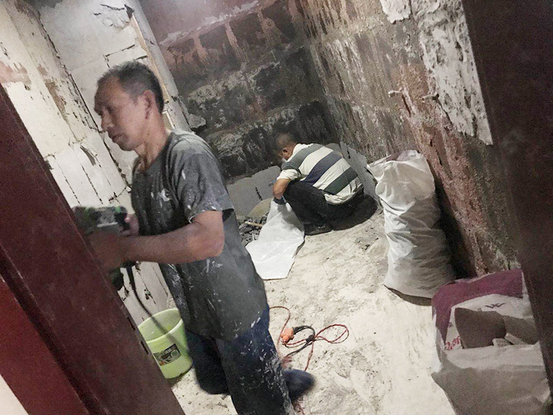 廚房拆除重裝施工：拆除舊廚房是工程中的第一項，將情墻面和地面上原有的瓷磚全部砸掉，不要只砸掉一半或一部分，以免后面在鋪貼時有縫隙。拆除吊頂、廚具和燈具，需按照一定的流程拆除。如果想要重新將廚房整頓一下，那么就將廚房的一切原有的都拆除掉。水路和電路的設計都是很隱藏的，一般都會做成暗管，隱藏在墻面或地面下，既美觀又不影響使用。做防水是必要的步驟，當抹平的水泥完全干透后，要在上面涂抹2-3遍的防水涂料。防水涂料完全干透后，要做防水實驗。貼磚時避免直接站在防水層上，以免踩壞防水層。貼磚工人要站在做完防水處理后的地面上進行鋪貼瓷磚。貼瓷磚時要防止出現(xiàn)空鼓和參差不齊的現(xiàn)象。瓷磚和地磚鋪貼完成后，就要按照流程安裝其他家具，比如櫥柜、吊頂和燈具等等。