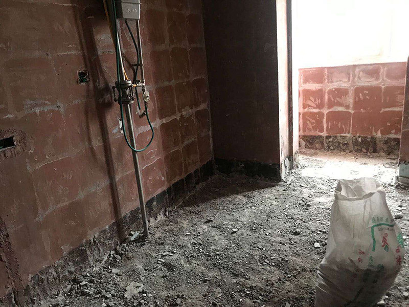 廚房拆除重裝施工：拆除舊廚房是工程中的第一項，將情墻面和地面上原有的瓷磚全部砸掉，不要只砸掉一半或一部分，以免后面在鋪貼時有縫隙。拆除吊頂、廚具和燈具，需按照一定的流程拆除。如果想要重新將廚房整頓一下，那么就將廚房的一切原有的都拆除掉。水路和電路的設計都是很隱藏的，一般都會做成暗管，隱藏在墻面或地面下，既美觀又不影響使用。做防水是必要的步驟，當抹平的水泥完全干透后，要在上面涂抹2-3遍的防水涂料。防水涂料完全干透后，要做防水實驗。貼磚時避免直接站在防水層上，以免踩壞防水層。貼磚工人要站在做完防水處理后的地面上進行鋪貼瓷磚。貼瓷磚時要防止出現(xiàn)空鼓和參差不齊的現(xiàn)象。瓷磚和地磚鋪貼完成后，就要按照流程安裝其他家具，比如櫥柜、吊頂和燈具等等。