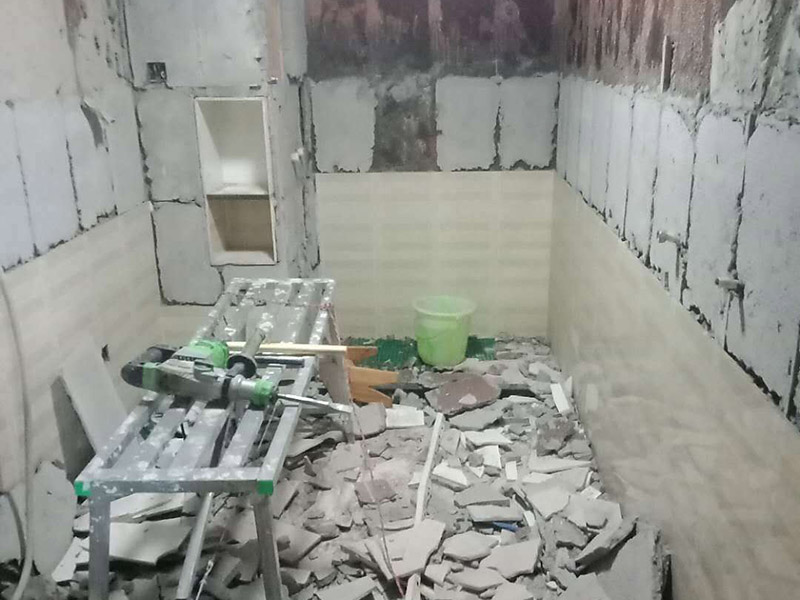 廚房拆除重裝施工：拆除舊廚房是工程中的第一項，將情墻面和地面上原有的瓷磚全部砸掉，不要只砸掉一半或一部分，以免后面在鋪貼時有縫隙。拆除吊頂、廚具和燈具，需按照一定的流程拆除。如果想要重新將廚房整頓一下，那么就將廚房的一切原有的都拆除掉。水路和電路的設計都是很隱藏的，一般都會做成暗管，隱藏在墻面或地面下，既美觀又不影響使用。做防水是必要的步驟，當抹平的水泥完全干透后，要在上面涂抹2-3遍的防水涂料。防水涂料完全干透后，要做防水實驗。貼磚時避免直接站在防水層上，以免踩壞防水層。貼磚工人要站在做完防水處理后的地面上進行鋪貼瓷磚。貼瓷磚時要防止出現(xiàn)空鼓和參差不齊的現(xiàn)象。瓷磚和地磚鋪貼完成后，就要按照流程安裝其他家具，比如櫥柜、吊頂和燈具等等。