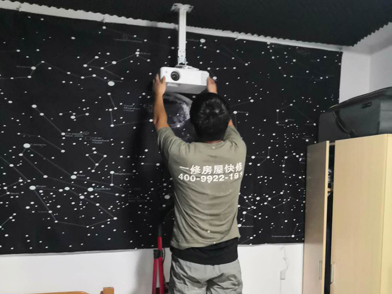 投影儀安裝服務：勘察現(xiàn)場和了解安裝位置，在第一時間做出準確的判斷和安裝思路；找好投影幕的懸掛的位置，進行投影幕的安裝，安裝好投影幕之后進行測距為下一步的安裝做好準備；打開萬能吊架，把萬能吊架的腳精準的安裝到投影儀上；將吊架固定在天花上，直接在天花上用膨脹螺絲或者螺絲釘固定好即可；把已經(jīng)裝好底腳的投影儀掛到萬能吊機上；調試投影儀；