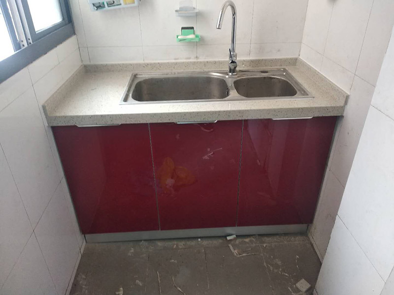 投影儀安裝服務：勘察現(xiàn)場和了解安裝位置，在第一時間做出準確的判斷和安裝思路；找好投影幕的懸掛的位置，進行投影幕的安裝，安裝好投影幕之后進行測距為下一步的安裝做好準備；打開萬能吊架，把萬能吊架的腳精準的安裝到投影儀上；將吊架固定在天花上，直接在天花上用膨脹螺絲或者螺絲釘固定好即可；把已經(jīng)裝好底腳的投影儀掛到萬能吊機上；調試投影儀；